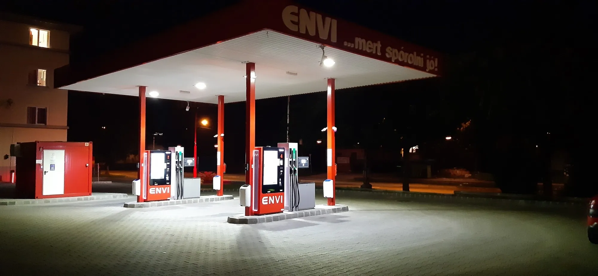 Az „ENVI …mert spórolni jó!” felirat a kút tetején éjszaka
