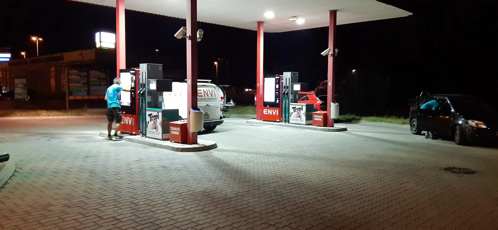 Tankolás éjszaka egy ENVI kúton, a fizetőautomata mellett