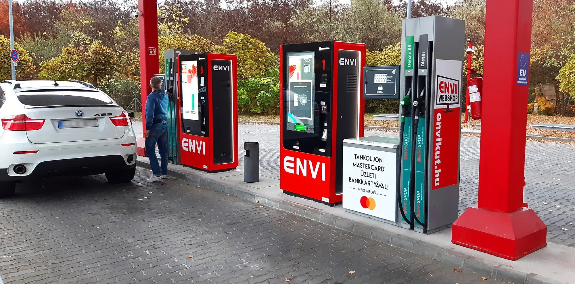 Vásárló az ENVI érintőképernyős fizetőautomatájánál